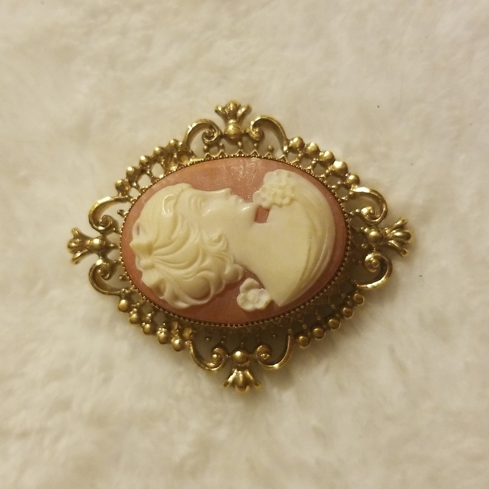 Avon Cameo Brooch Locket